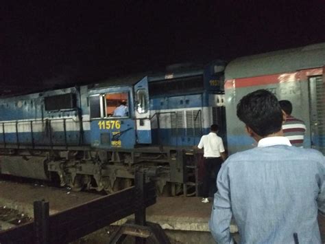 3459807 0 Allahabad Lokmanya Tilak Terminus AC Dur 12294 Prayagraj