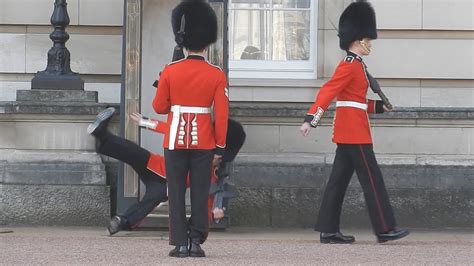 Buckingham Palace Guard Slips And Falls In Front Of Hundreds Of Tourists Youtube