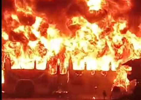 MaisPB Criminosos incendeiam ônibus em JP motorista e passageiros