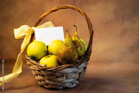 Cesto Con Frutta Pieno Di Mele E Pere Gialle Con Un Fiocco Giallo E