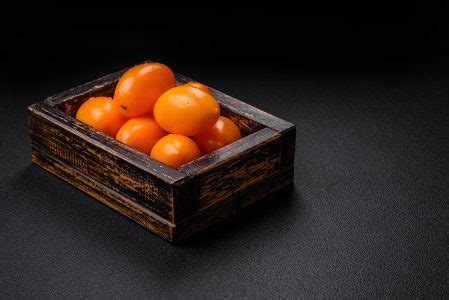 Tomates Amarelos Frescos E Brilhantes Em Forma De Ameixa Sobre Um Fundo