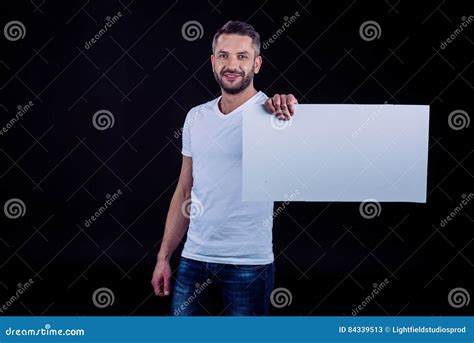 Hombre Sonriente Que Sostiene La Tarjeta En Blanco Imagen De Archivo