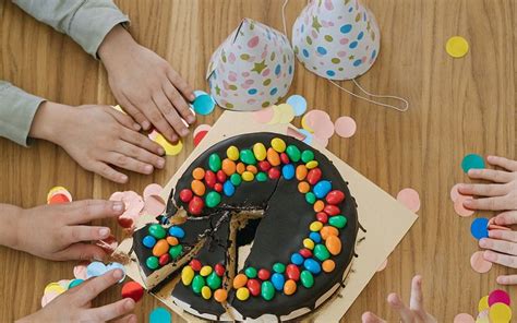 Le Toc Pastelazo Peque A Festeja Su Cumplea Os Y Su Cara Acaba En El