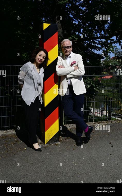 Akane Sakai Und Hans J Rgen Schatz Bei Einem Exklusiven Fotoshooting