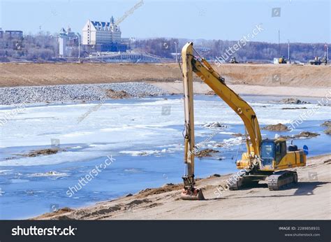 183 Long Reach Excavator Images, Stock Photos, 3D objects, & Vectors | Shutterstock