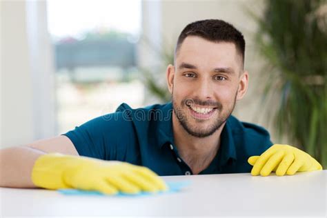 Tabela De Sorriso Da Limpeza Do Homem Pano Em Casa Imagem De Stock