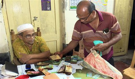 কুড়িয়ে পাওয়া ২ লাখ টাকা ফেরত দিলেন দিনমজুর সারা বাংলা