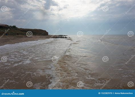 Madrugada En La Orilla De Un Mar Tempestuoso Foto De Archivo Imagen