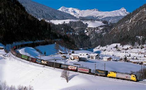 Am Rande J Hriger F Hrt Als Blinder Passagier Auf G Terzug Nach