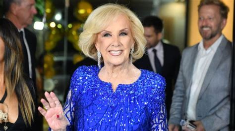 De azul y repleto de brillos Mirtha Legrand lució súper elegante para