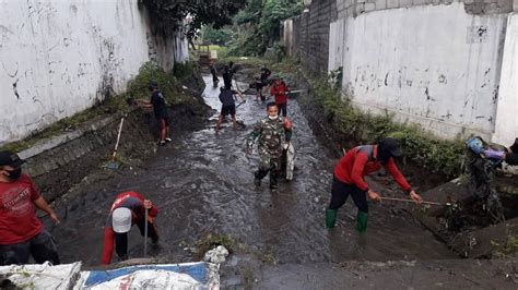 Peduli Kebersihan Lingkungan Babinsa Koramil Sananwetan Bersama Warga