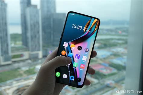 Фото дня: недорогой флагманский смартфон Realme с экраном без вырезов и ...