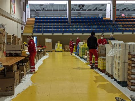 Coronavirus Saronno Croce Rossa Al Lavoro Al Paladozio Per Allestire