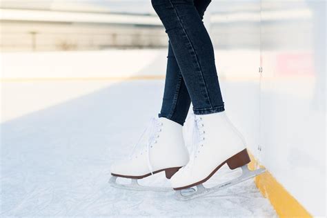 La Mujer Est Patinando Sobre Hielo En La Pista De Cerca Foto Premium