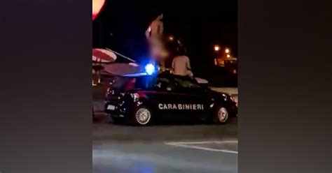 Saltano Completamente Nudi Sull Auto Del Carabinieri Arrestati Due