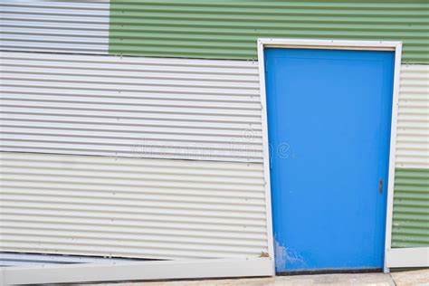 Fachada Moderna Del Hierro Acanalado Con La Ranura De La Ventilación