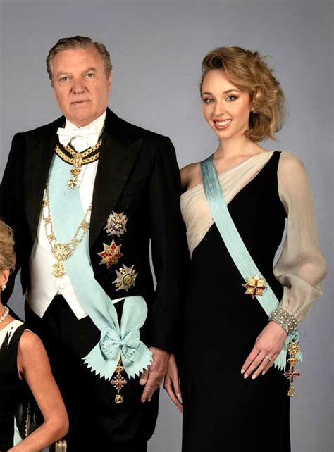 La Famille Royale Des Deux Siciles Pose En Tenue De Gala Pour Les Noces