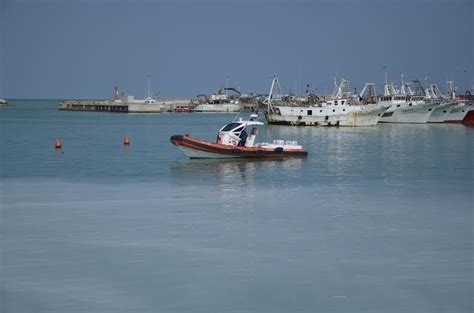 Chiazza Bianca In Mare Allarme Al Porto Di Civitanova E Uscita Dal