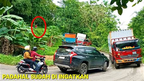 Hampir Adu Banteng Minibus Abaikan Pengawal Truk Youtube