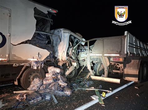 Caminhoneiro fica preso às ferragens após bater na traseira de carreta