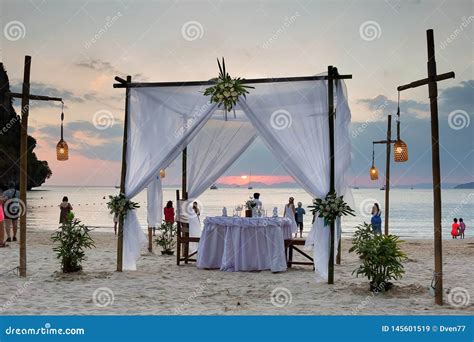 Os Turistas Apreciam A Opini O Do Por Do Sol Na Praia Na Tabela Do