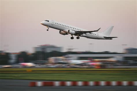 Avión despegando del aeropuerto | Foto Premium