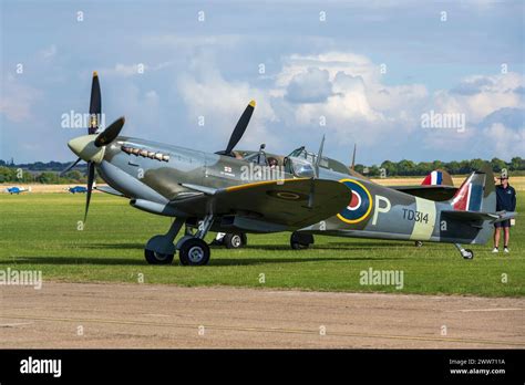 Supermarine Spitfire Hf Ix Td St George G Cgyj Start Up Duxford