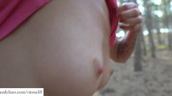 Un inconnu a baisé durement une jolie fille dans la forêt XVIDEOS