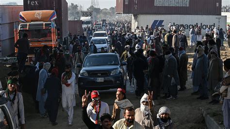 Protesters Defy Pakistan Crackdown to Demand Imran Khan’s Release - The