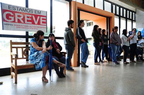 Funcionários da UFSCar iniciam greve por reajuste salarial 28 05 15