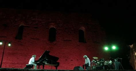 A Scolacium Il Concerto Evento Di Stefano Bollani E Trilok Gurtu