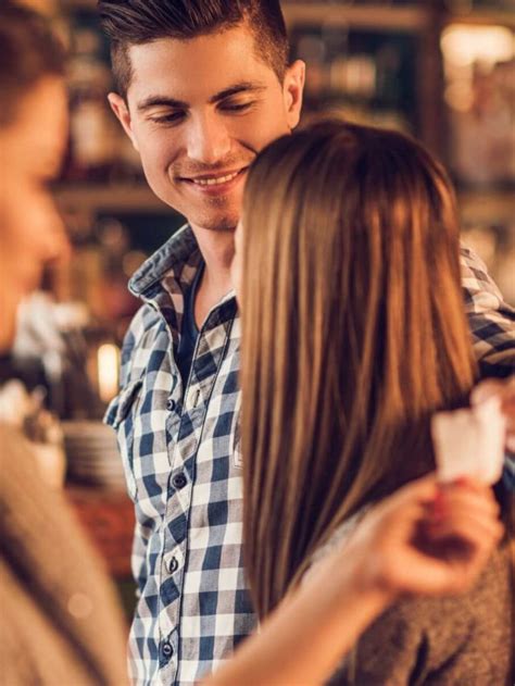 Homem Que Olha Para Outras 5 Dicas Para Lidar