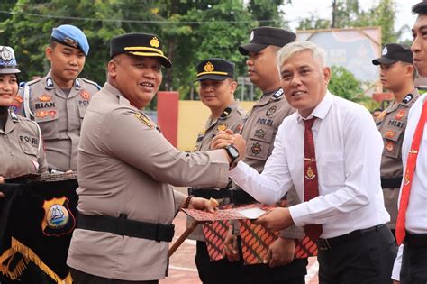 Mengawali Tahun Kapolres Barru Memberikan Penghargaan Kepada