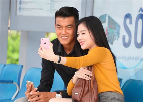 Trung vệ hot boy của U Việt Nam hạnh phúc bên bạn gái trong ngày đặc biệt
