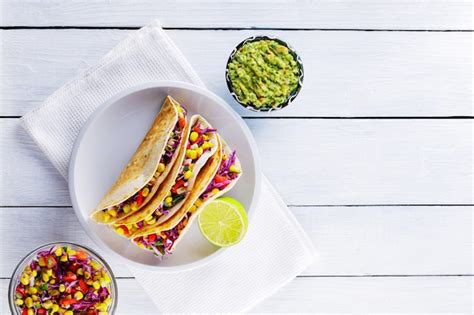 Tacos Mexicanos Con Diferentes Verduras Y Guacamole En Pizarras Blancas