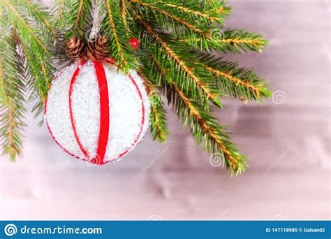 Rama De Un Rbol De Navidad Adornado Con Una Bola Blanca Con Las Cintas