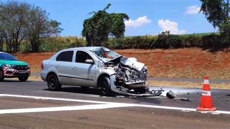 Carro bate em caminhão e SP 255 volta a registrar acidentes em Boa