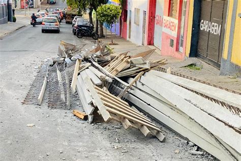 Carga de laje cai de caminhão e interdita Rua Cunha Bastos em Limeira