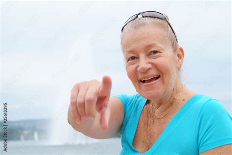 Eine Frau Zeigt Mit Dem Finger Auf Dich Sample Text Stock Foto