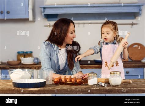 Petite Fille Et Maman En Jean Banque De Photographies Et Dimages