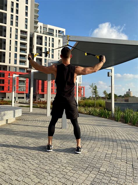 יוצאים להתאמן גם בחוץ: המדריך המלא לאימון TRX - צחי קומה - המגזין