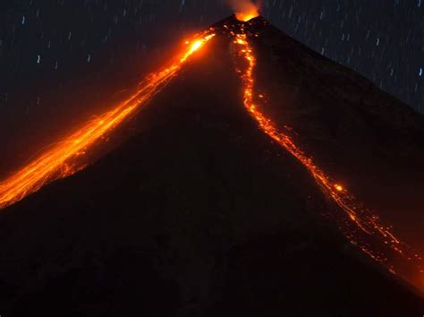 Volcán De Fuego De Guatemala Inicia Efusiva Erupción