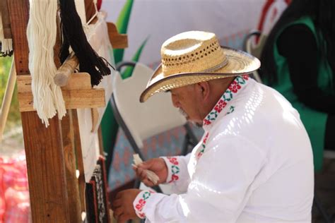 Realizan feria del Tapete y Pulque en explanada del Mercado Otomí La