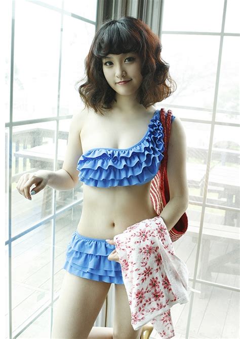 Cá tính với bikini lệch vai