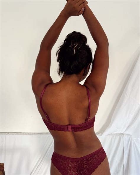 Conjunto lingerie sutiã de renda sem bojo e calcinha de renda na cor vinho vovó Letícia