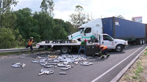 Un Tráiler Arrastró Por Varios Metros Una Camioneta En La Carretera