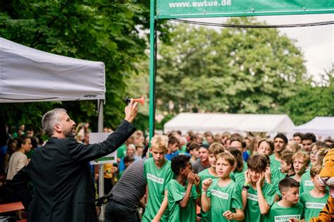 Laufen F R Den Guten Zweck Rund Teilnehmende Beim Spendenlauf