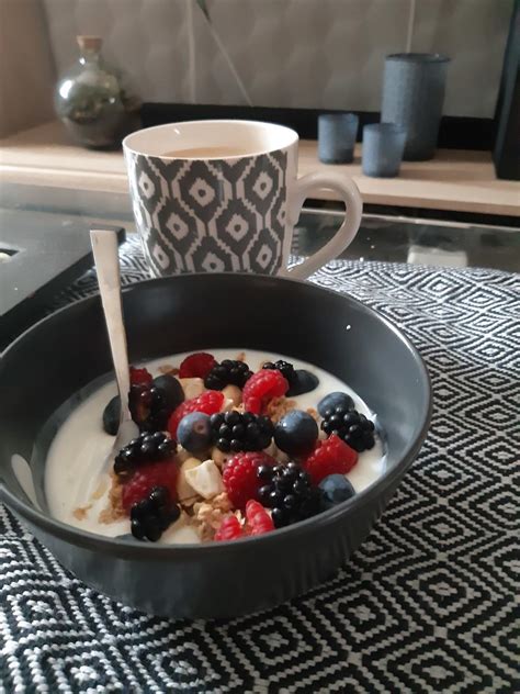 Griechischer Joghurt mit Honig Nüssen und Blaubeeren Rezept kochbar de