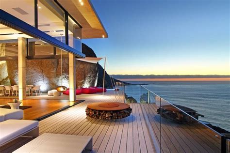 Una lujosa casa construida en la montaña con vistas al océano desde