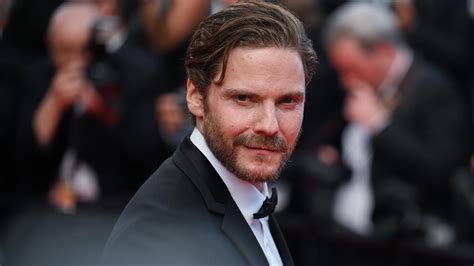 Neue Streaming Serie Daniel Brühl spielt Karl Lagerfeld